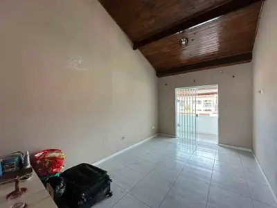Casa - Sobrado com 3 quartos (sendo 2 suite(s)) a 800,00 metros praia.