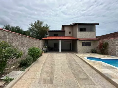 Casa - Sobrado com 3 quartos (sendo 2 suite(s)) a 800,00 metros praia.