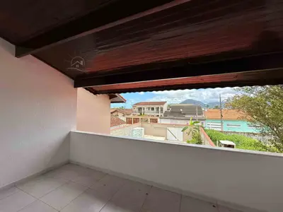 Casa - Sobrado com 3 quartos (sendo 2 suite(s)) a 800,00 metros praia.