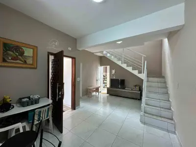 Casa - Sobrado com 3 quartos (sendo 2 suite(s)) a 800,00 metros praia.