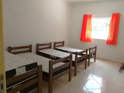 Casa - Térrea com 4 quartos (sendo 1 suite(s)) a 1200,00 metros praia.