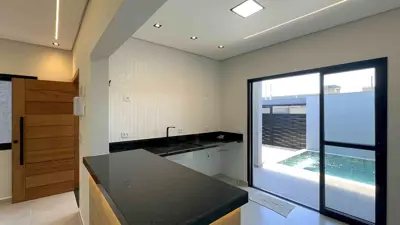 Casa - Térrea com piscina com 2 quartos (sendo 1 suite(s)) a 2500,00 metros praia.