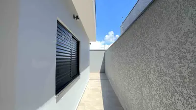 Casa - Térrea com piscina com 2 quartos (sendo 1 suite(s)) a 2500,00 metros praia.