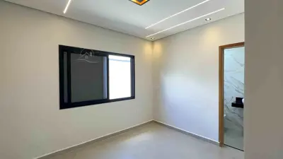 Casa - Térrea com piscina com 2 quartos (sendo 1 suite(s)) a 2500,00 metros praia.