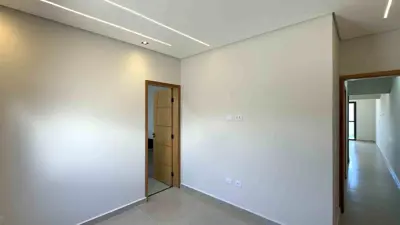 Casa - Térrea com piscina com 2 quartos (sendo 1 suite(s)) a 2500,00 metros praia.