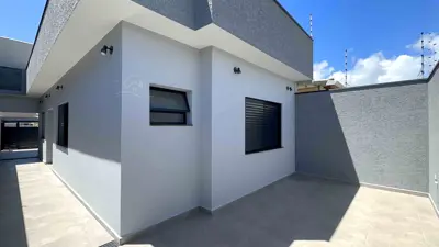Casa - Térrea com piscina com 2 quartos (sendo 1 suite(s)) a 2500,00 metros praia.