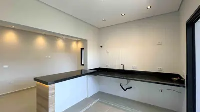 Casa - Térrea com piscina com 2 quartos (sendo 1 suite(s)) a 2500,00 metros praia.