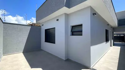 Casa - Térrea com piscina com 2 quartos (sendo 1 suite(s)) a 2500,00 metros praia.