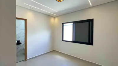 Casa - Térrea com piscina com 2 quartos (sendo 1 suite(s)) a 2500,00 metros praia.