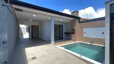 Casa - Térrea com piscina com 2 quartos (sendo 1 suite(s)) a 2500,00 metros praia.