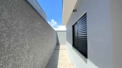 Casa - Térrea com piscina com 2 quartos (sendo 1 suite(s)) a 2500,00 metros praia.