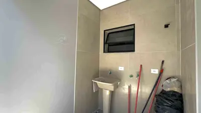 Casa - Térrea com piscina com 2 quartos (sendo 1 suite(s)) a 2500,00 metros praia.