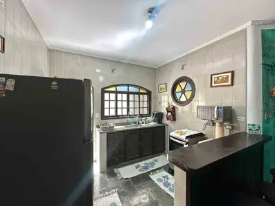 Casa - Térrea com 3 quartos (sendo 1 suite(s)) a 900,00 metros praia.