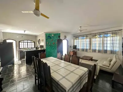 Casa - Térrea com 3 quartos (sendo 1 suite(s)) a 900,00 metros praia.