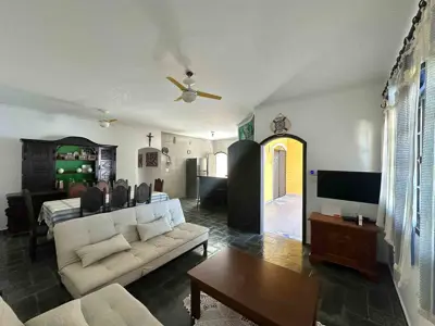 Casa - Térrea com 3 quartos (sendo 1 suite(s)) a 900,00 metros praia.