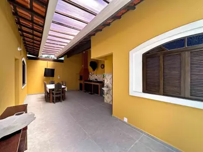 Casa - Térrea com 3 quartos (sendo 1 suite(s)) a 900,00 metros praia.