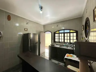 Casa - Térrea com 3 quartos (sendo 1 suite(s)) a 900,00 metros praia.