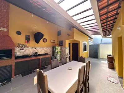 Casa - Térrea com 3 quartos (sendo 1 suite(s)) a 900,00 metros praia.