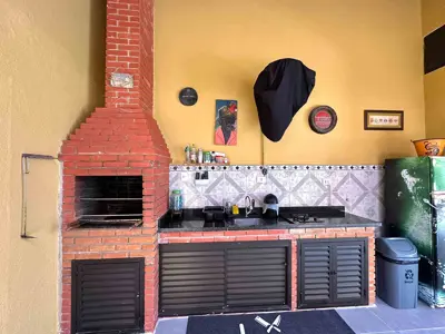 Casa - Térrea com 3 quartos (sendo 1 suite(s)) a 900,00 metros praia.