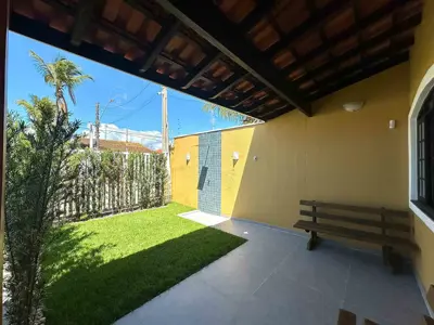 Casa - Térrea com 3 quartos (sendo 1 suite(s)) a 900,00 metros praia.