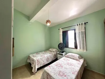 Casa - Térrea com 2 quartos (sendo 1 suite(s)) a 800,00 metros praia.