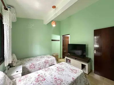 Casa - Térrea com 2 quartos (sendo 1 suite(s)) a 800,00 metros praia.
