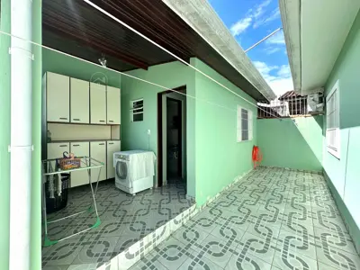 Casa - Térrea com 2 quartos (sendo 1 suite(s)) a 800,00 metros praia.