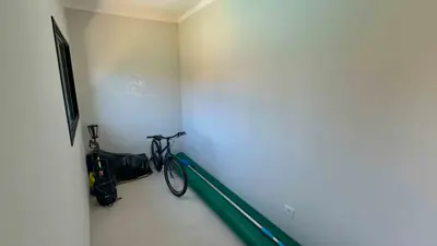 Casa - Térrea com piscina com 3 quartos (sendo 1 suite(s)) a 100,00 metros praia.