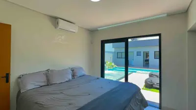 Casa - Térrea com piscina com 3 quartos (sendo 1 suite(s)) a 100,00 metros praia.