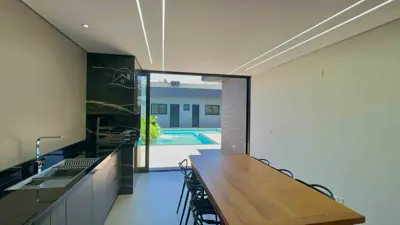 Casa - Térrea com piscina com 3 quartos (sendo 1 suite(s)) a 100,00 metros praia.