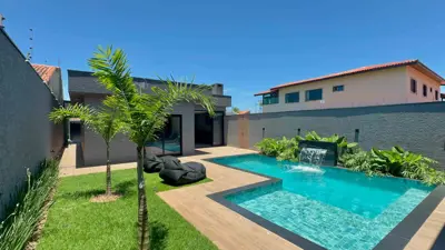 Casa - Térrea com piscina com 3 quartos (sendo 1 suite(s)) a 100,00 metros praia.