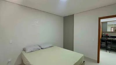 Casa - Térrea com piscina com 3 quartos (sendo 1 suite(s)) a 100,00 metros praia.