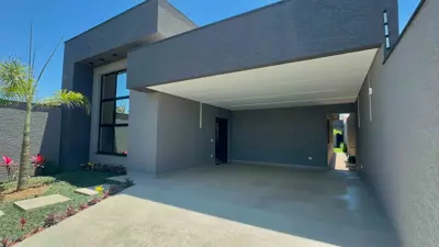 Casa - Térrea com piscina com 3 quartos (sendo 1 suite(s)) a 100,00 metros praia.