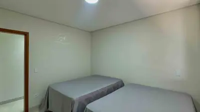 Casa - Térrea com piscina com 3 quartos (sendo 1 suite(s)) a 100,00 metros praia.