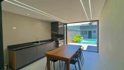 Casa - Térrea com piscina com 3 quartos (sendo 1 suite(s)) a 100,00 metros praia.