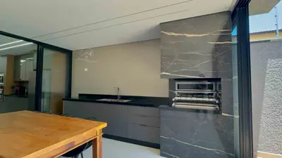 Casa - Térrea com piscina com 3 quartos (sendo 1 suite(s)) a 100,00 metros praia.