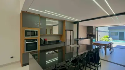 Casa - Térrea com piscina com 3 quartos (sendo 1 suite(s)) a 100,00 metros praia.