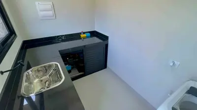 Casa - Térrea com piscina com 3 quartos (sendo 1 suite(s)) a 100,00 metros praia.