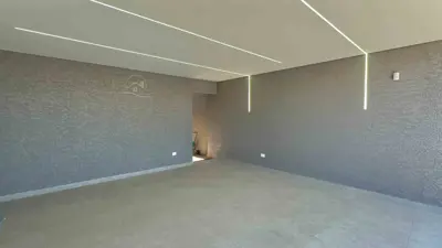 Casa - Térrea com piscina com 3 quartos (sendo 1 suite(s)) a 100,00 metros praia.