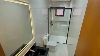 Casa - Térrea com piscina com 3 quartos (sendo 1 suite(s)) a 100,00 metros praia.