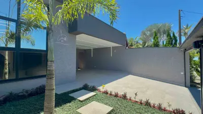 Casa - Térrea com piscina com 3 quartos (sendo 1 suite(s)) a 100,00 metros praia.