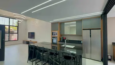 Casa - Térrea com piscina com 3 quartos (sendo 1 suite(s)) a 100,00 metros praia.