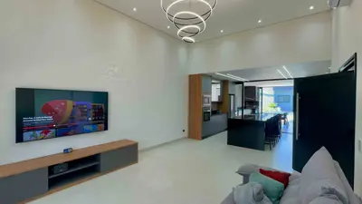 Casa - Térrea com piscina com 3 quartos (sendo 1 suite(s)) a 100,00 metros praia.