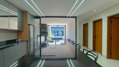 Casa - Térrea com piscina com 3 quartos (sendo 1 suite(s)) a 100,00 metros praia.