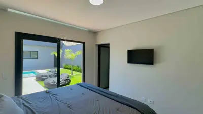 Casa - Térrea com piscina com 3 quartos (sendo 1 suite(s)) a 100,00 metros praia.