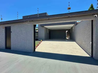 Casa - Térrea com piscina com 3 quartos (sendo 1 suite(s)) a 100,00 metros praia.