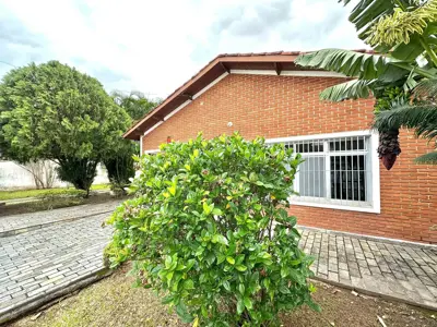 Casa - Térrea com 3 quartos (sendo 2 suite(s)) a 600,00 metros praia.