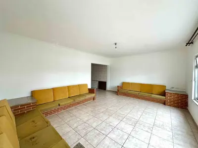 Casa - Térrea com 3 quartos (sendo 2 suite(s)) a 600,00 metros praia.