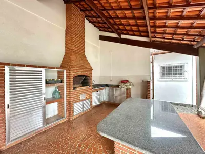 Casa - Térrea com 3 quartos (sendo 2 suite(s)) a 600,00 metros praia.