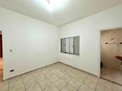 Casa - Térrea com 3 quartos (sendo 2 suite(s)) a 600,00 metros praia.